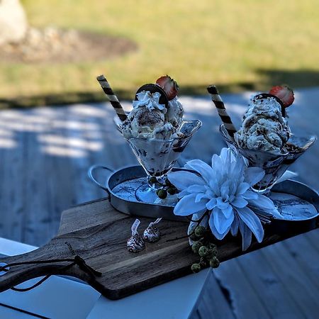 Autumn Lane B&B, Farmhouse Elegance & Stunning Lakeviews Вест-Келоуна Экстерьер фото
