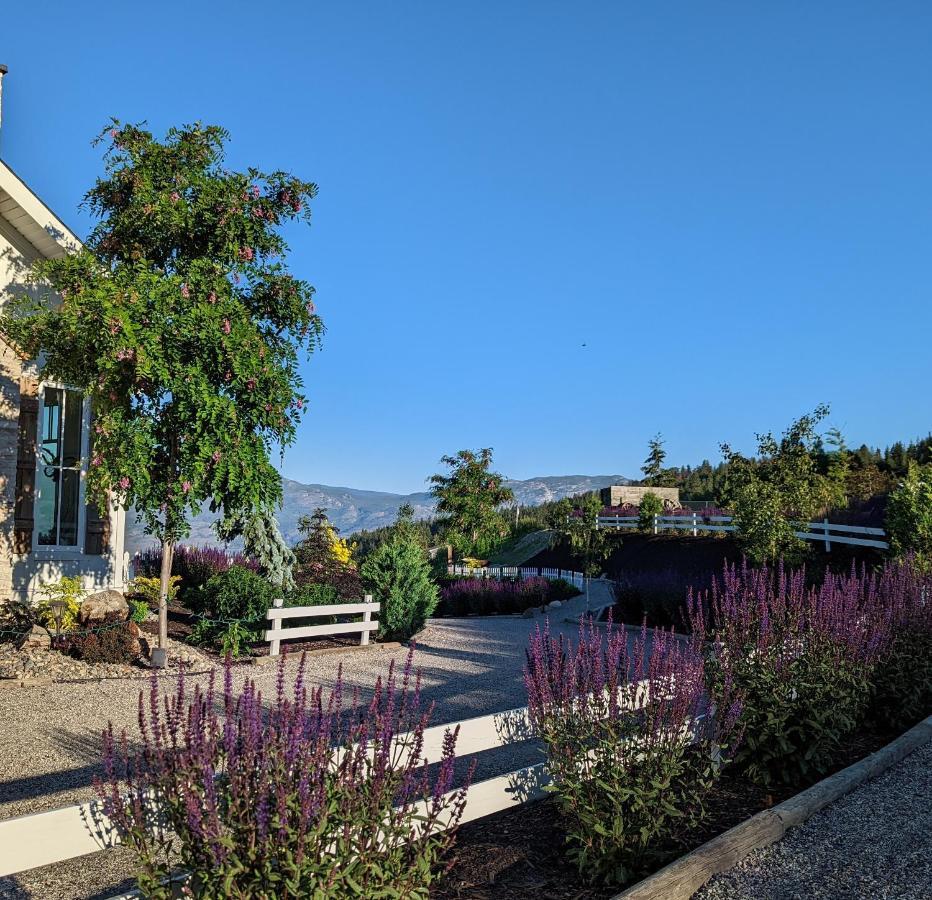 Autumn Lane B&B, Farmhouse Elegance & Stunning Lakeviews Вест-Келоуна Экстерьер фото