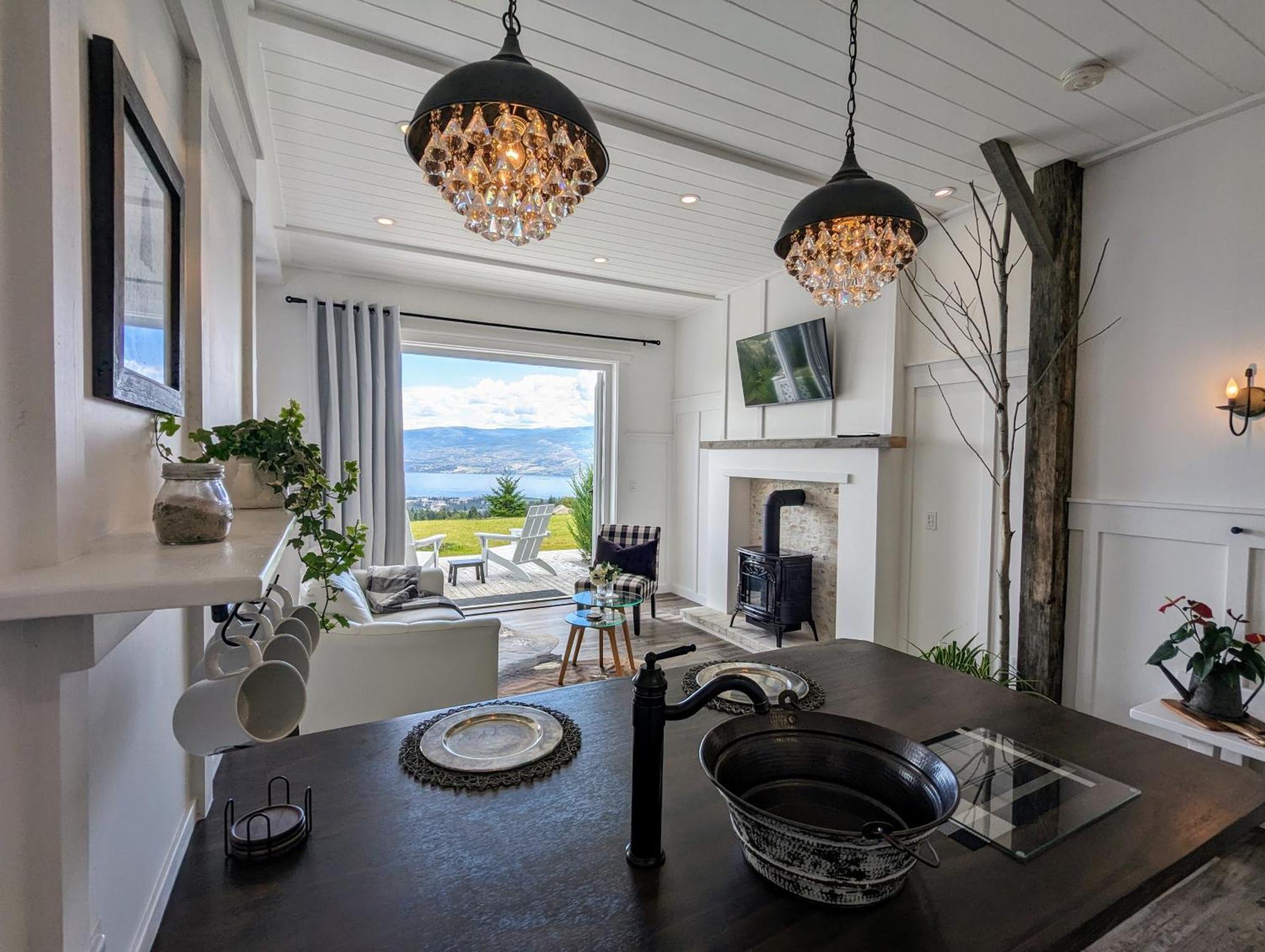 Autumn Lane B&B, Farmhouse Elegance & Stunning Lakeviews Вест-Келоуна Экстерьер фото