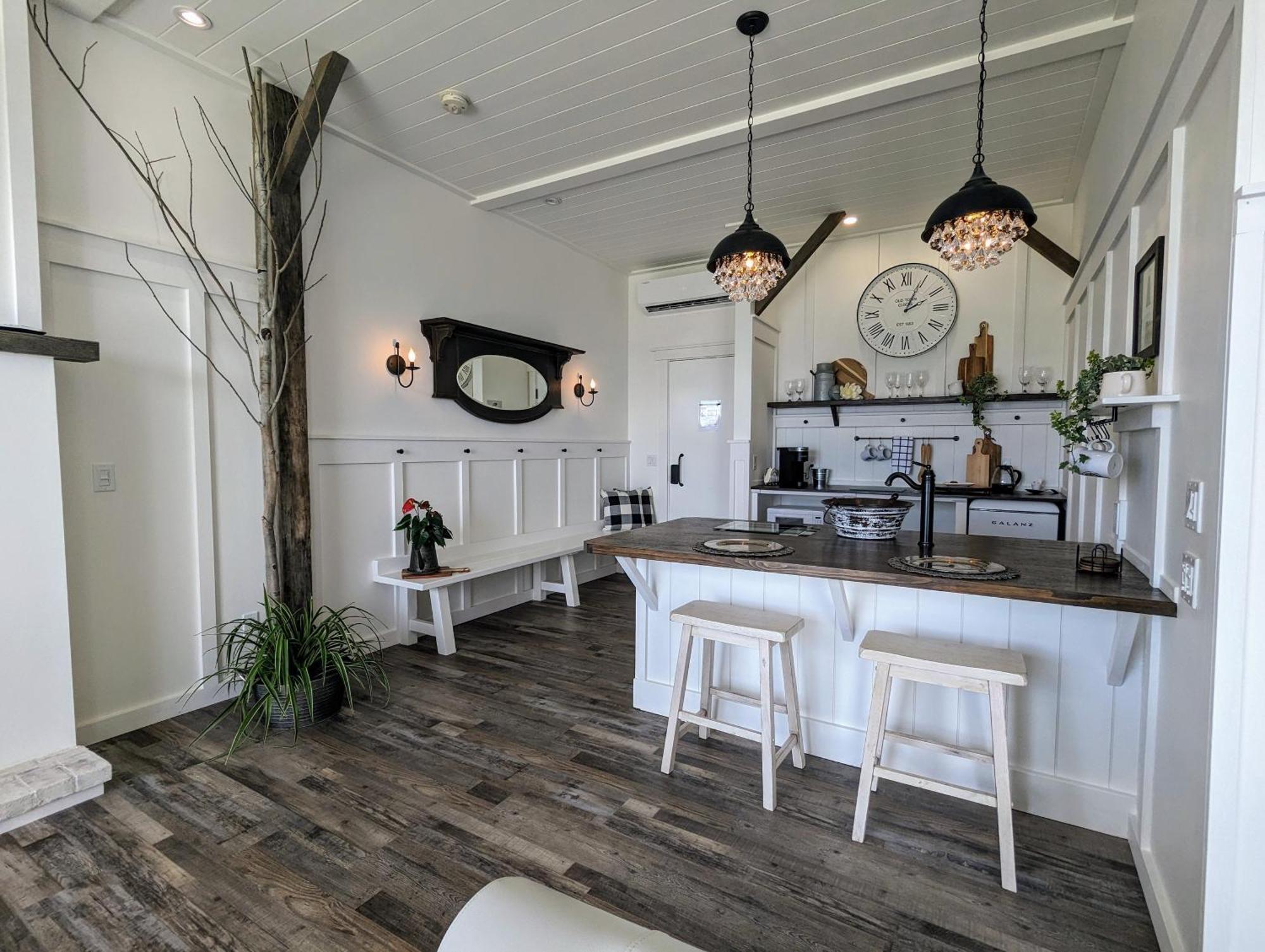Autumn Lane B&B, Farmhouse Elegance & Stunning Lakeviews Вест-Келоуна Экстерьер фото