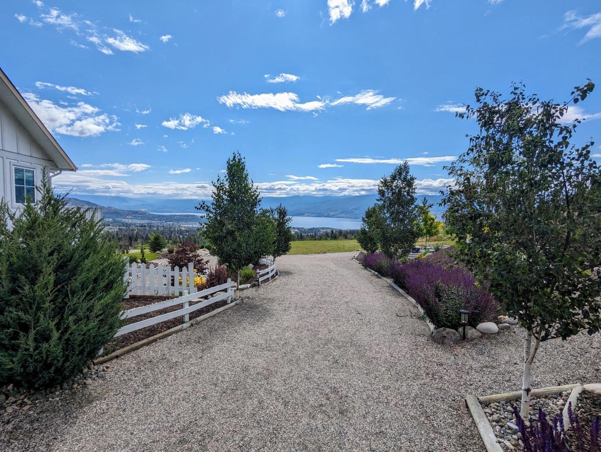 Autumn Lane B&B, Farmhouse Elegance & Stunning Lakeviews Вест-Келоуна Экстерьер фото