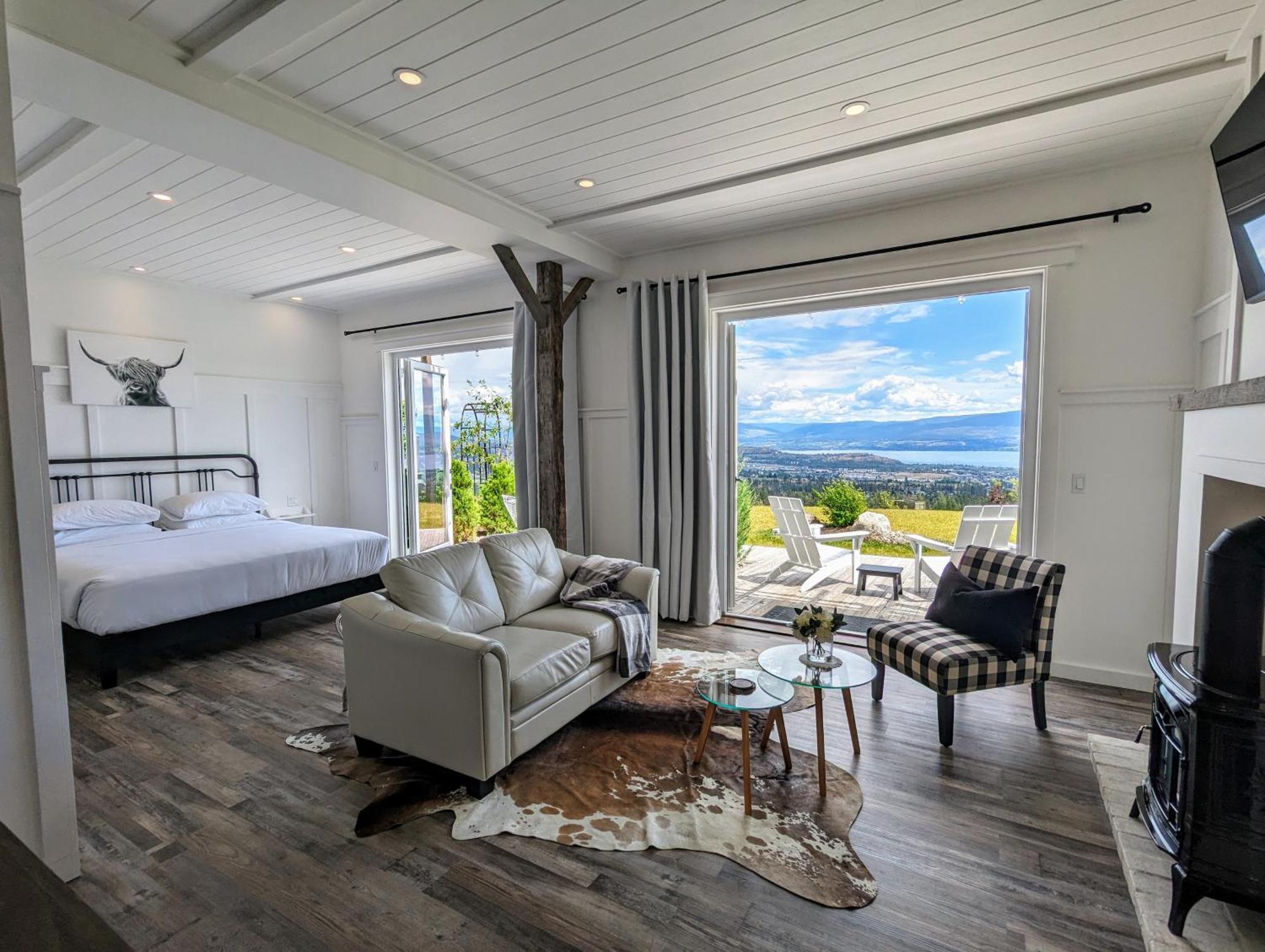 Autumn Lane B&B, Farmhouse Elegance & Stunning Lakeviews Вест-Келоуна Экстерьер фото