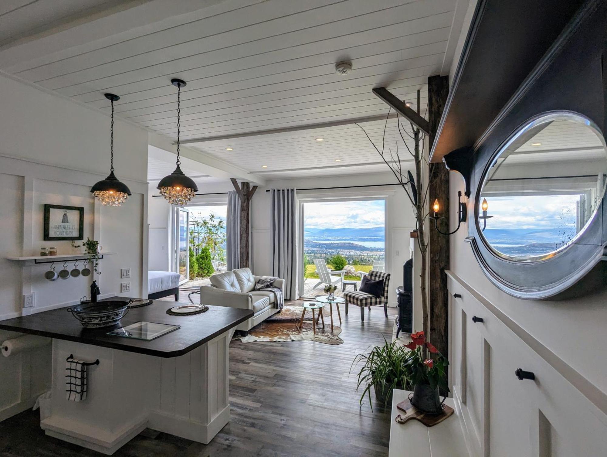 Autumn Lane B&B, Farmhouse Elegance & Stunning Lakeviews Вест-Келоуна Экстерьер фото