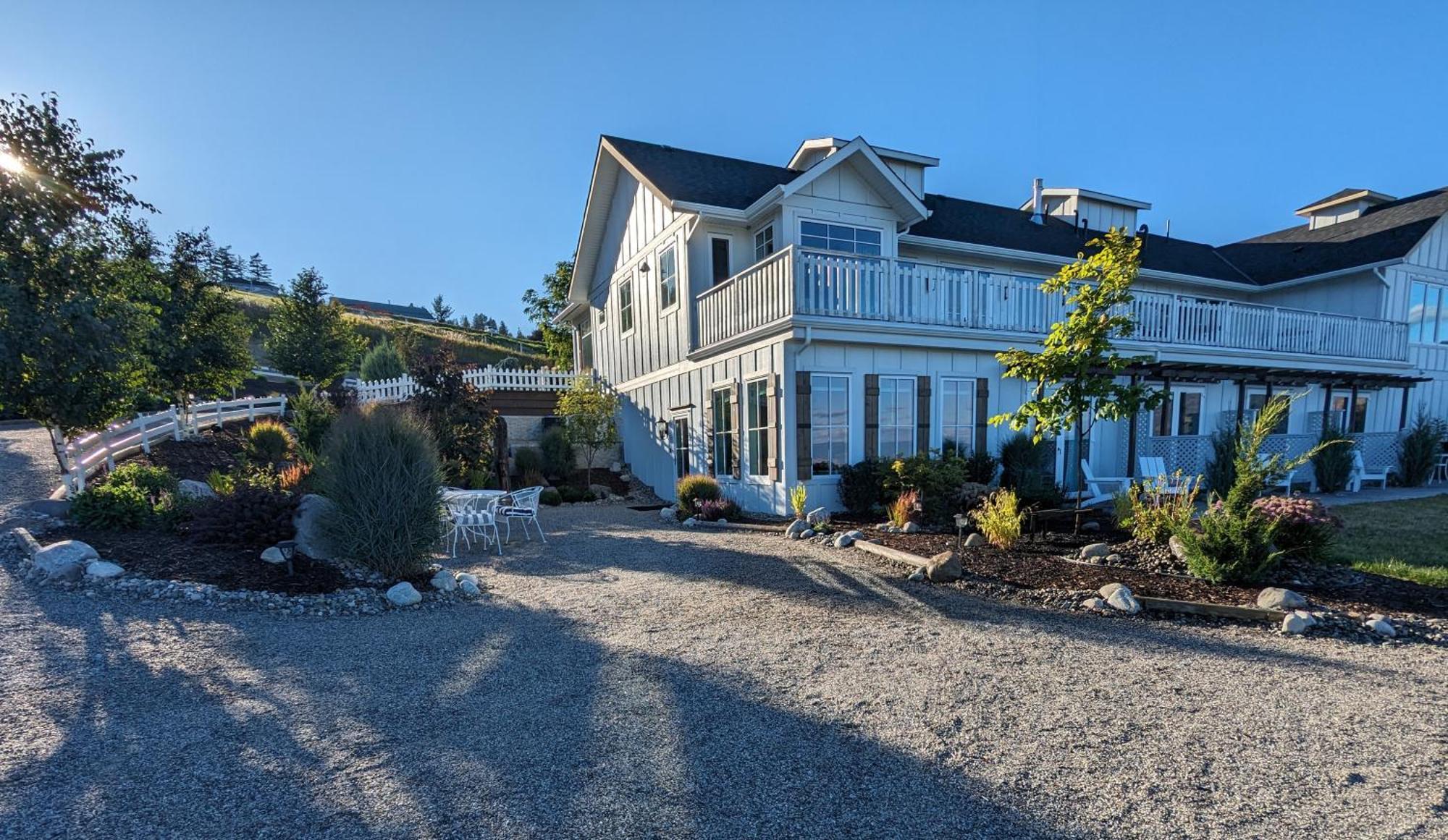 Autumn Lane B&B, Farmhouse Elegance & Stunning Lakeviews Вест-Келоуна Экстерьер фото