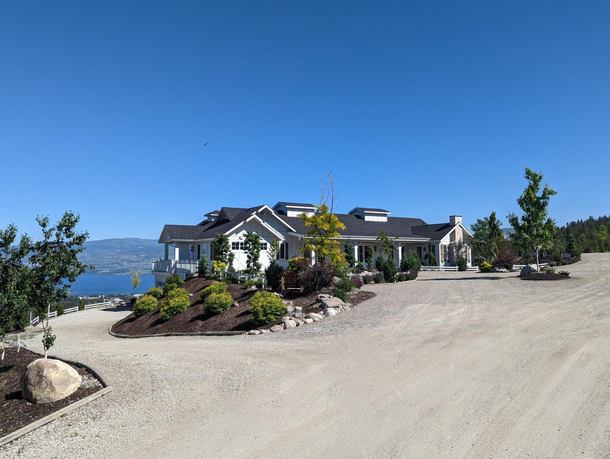 Autumn Lane B&B, Farmhouse Elegance & Stunning Lakeviews Вест-Келоуна Экстерьер фото