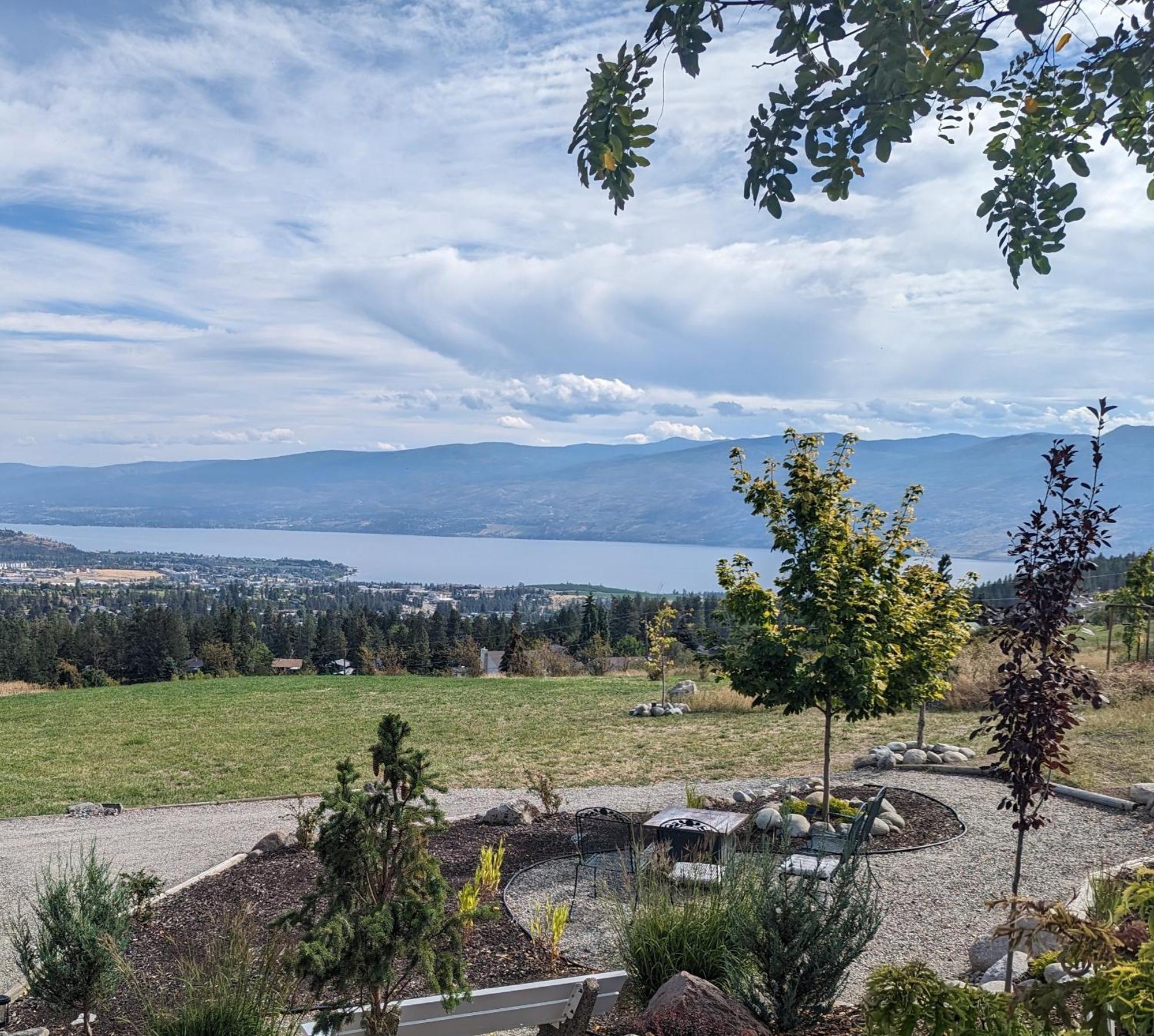 Autumn Lane B&B, Farmhouse Elegance & Stunning Lakeviews Вест-Келоуна Экстерьер фото