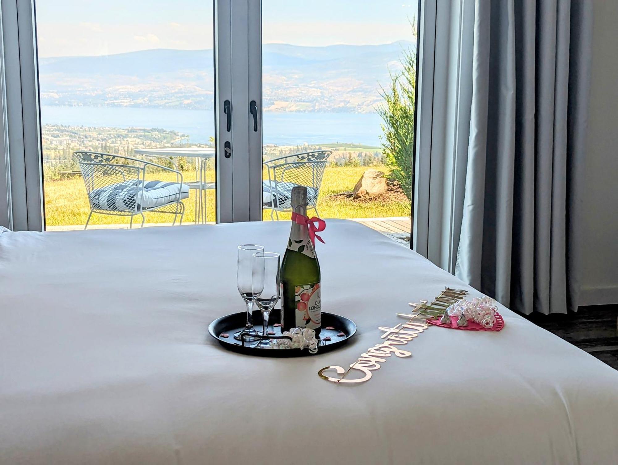 Autumn Lane B&B, Farmhouse Elegance & Stunning Lakeviews Вест-Келоуна Экстерьер фото